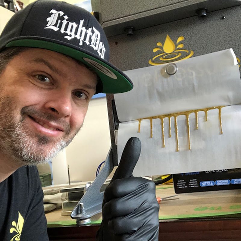Marcus “Bubbleman” Richardson, thumbs up in front of a rosin press